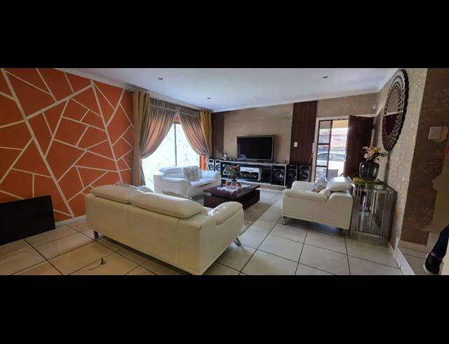 3 BEDROOM HOUSE FOR SALE IN SAFARI GARDENS